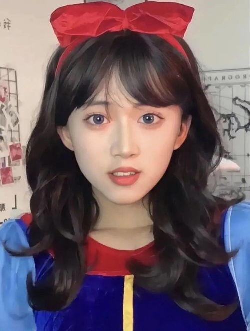 网红吃瓜男扮女装视频,网友热议性别界限与网络现象  第1张